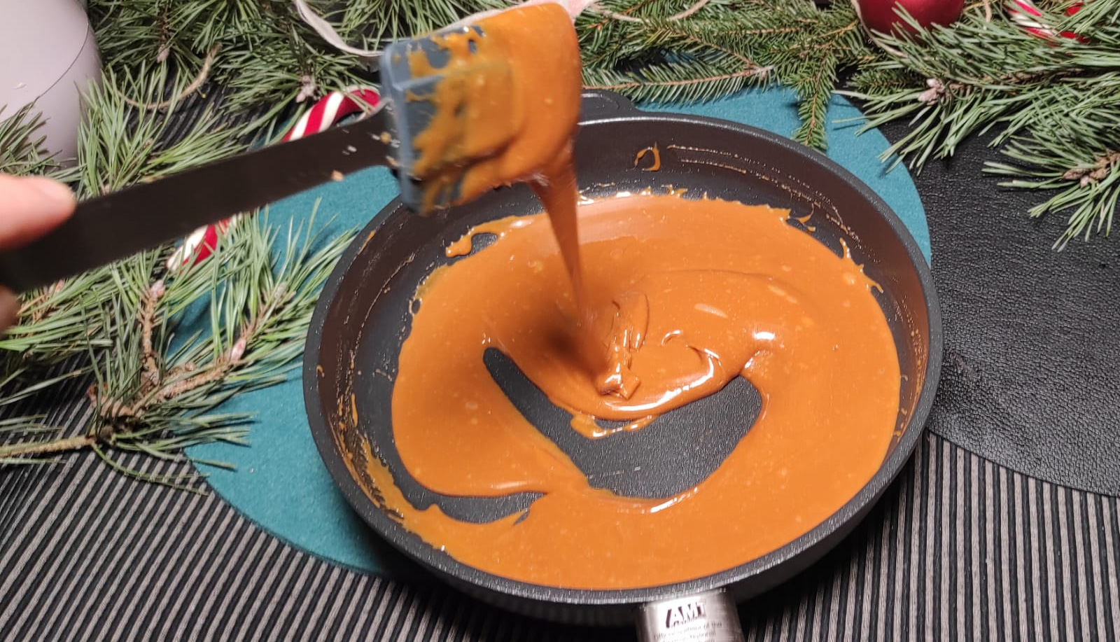 karmelizacja cukru na patelni, przypalony cukier, gotowanie karmelu, brązowienie cukru, patelnia z karmelem - Łatwy przepis na domowy karmel | AMT Gastroguss Polska