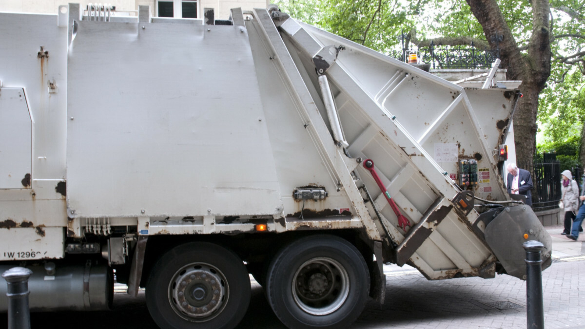 pożar śmieciarki bateria litowa eksplozja w odpadach zapłon e-papierosa śmieciarka pożar baterii - Bateria wywołała pożar śmieciarki. Rada North Warwickshire apeluje ...