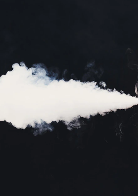 gęsta para e-papierosa, chmura vape w pomieszczeniu, porównanie gęstości dymu i pary, opadająca para e-papierosa - Biały dym vape z e-papierosa na czarnym tle. Koncepcja palenia bez ...