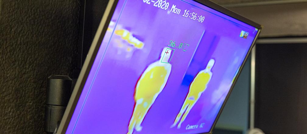 CCTV widzi chmurę vape kino, monitoring w kinie podczerwień, osoba vapująca w ciemnym kinie, kamery bezpieczeństwa w kinie, zakaz vapowania w kinie - Kamery termowizyjne w kinie Elektronik. Zobacz jak wygląda ...