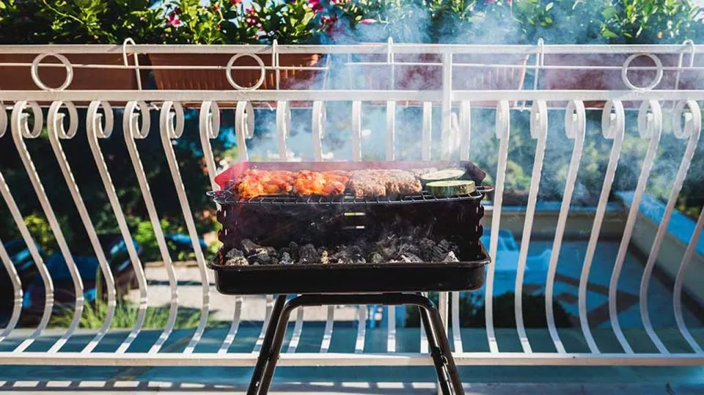 grill na balkonie, dym z grilla immisja, sąsiad niezadowolony dym - Czy grillowanie na tarasie i balkonie jest legalne? - Mawen ...
