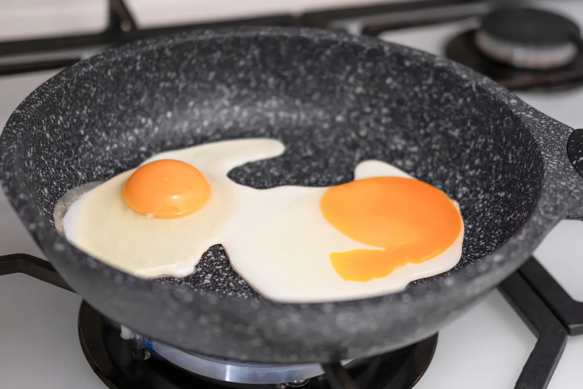 spalone jajko na suchej patelni, metafora suchego palenia, brak oleju patelnia - Bez oleju i masła. Smaruję tym patelnię i mam jajka jak marzenie