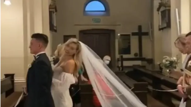 waper psuje zdjęcie ślubne, e-papieros na parkiecie weselnym, chmura vape zasłania pannę młodą, fotograf ślubny vape, niezręczna sytuacja wesele e-papieros - Gigantyczna wpadka. Niejedna panna młoda by się załamała