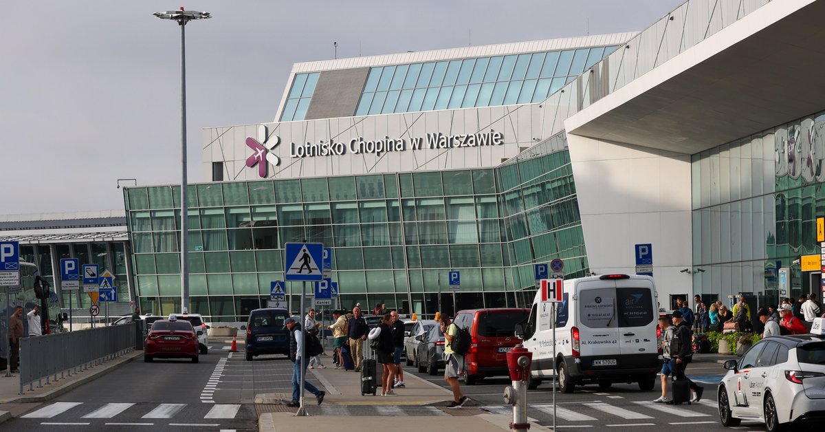 Palarnia przed terminalem Lotniska Chopina, strefa ogólnodostępna palenie, ludzie palący na zewnątrz lotniska, widok na wejście do terminala WAW - Palarnia zatrzasnęła się tuż przed wylotem. Nie zdążyli na samolot ...