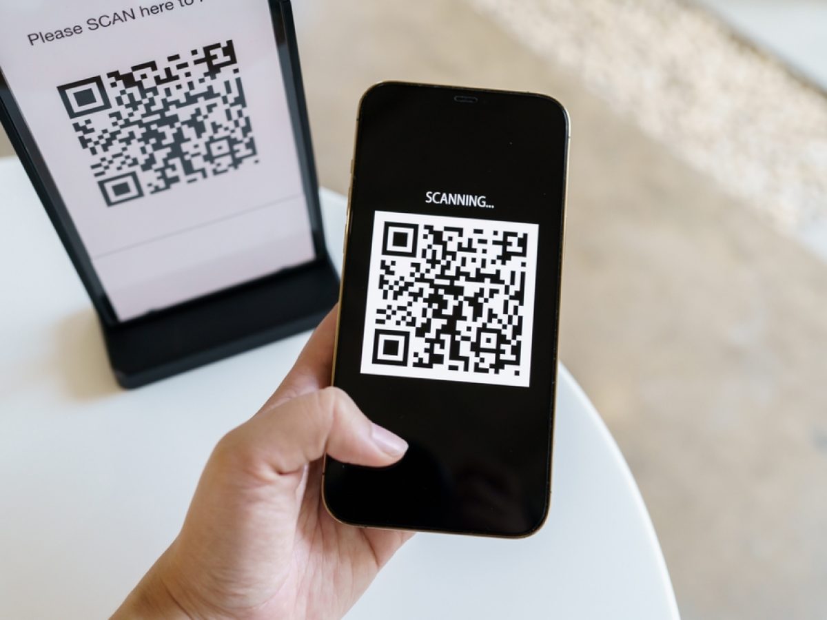 skanowanie kodu QR na opakowaniu e-papierosa, weryfikacja autentyczności vape, telefon skanujący kod QR, oryginalny Elf Bar kod QR - Skanujesz kody QR? Uważaj, by nie paść ofiarą quishingu - MobileClick