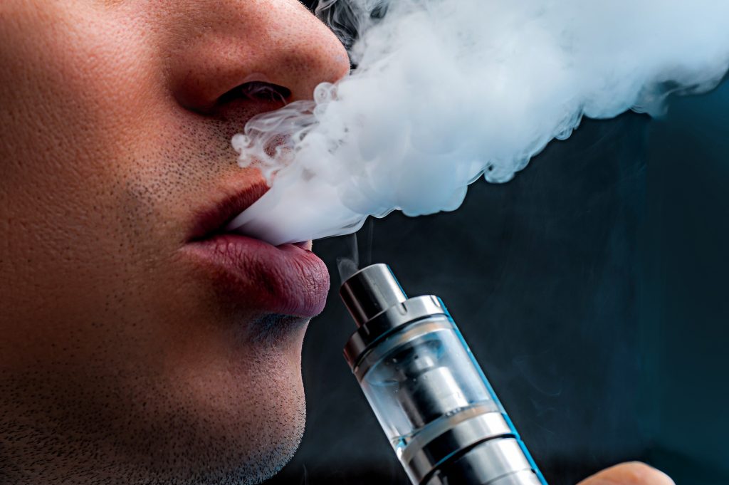 vaper kaszlący throat hit, nikotyna zasadowa drapanie w gardle, nieprzyjemny liquid vaping - Throat hit, czyli skąd się bierze drapanie w gardle? - VapePoland.pl