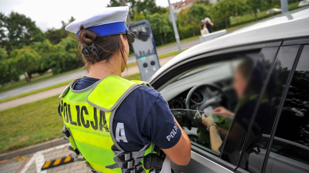 mandat Uber Bolt vaping, 500 PLN kara e-papieros, opłata za czyszczenie samochodu, pieniądze konsekwencje wapowania - Nowe mandaty za palenie w czasie jazdy. e-Papieros jest tak ...