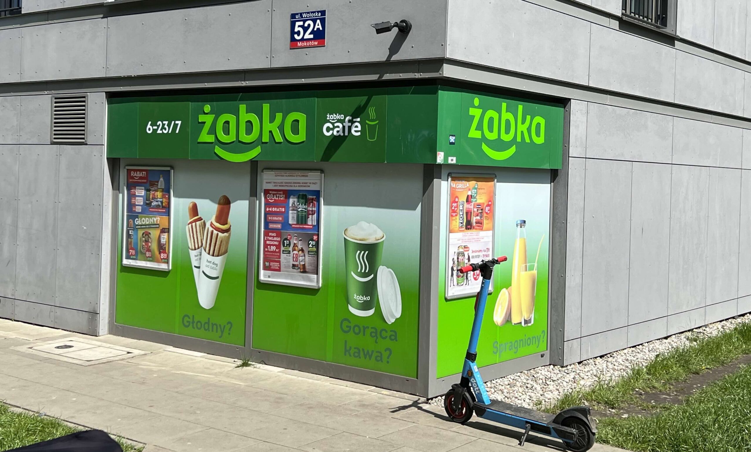 rozczarowany klient Żabka, pusta półka vape Żabka, słaby asortyment e-papierosów, smutek po zakupach - Tak się oburzamy alkotubkami, a nikt nie pyta czemu Żabka ...