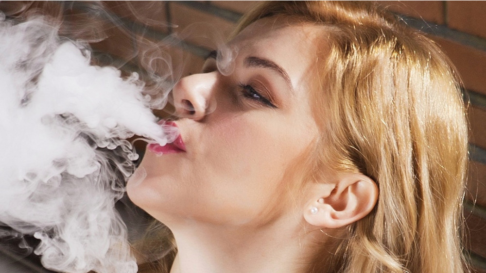 osoba wapująca oglądająca serial, długie zaciągnięcie e-papierosem, realne użycie vape - E-papieros, który zasłużył na serial dokumentalny Netflixa ...