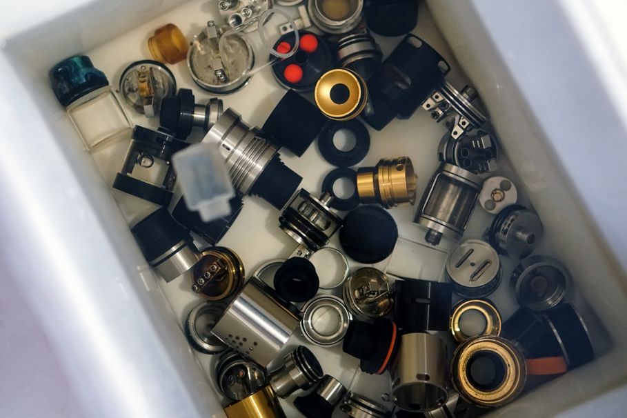 spalona grzałka vape, nieprzyjemny dym e-papierosa, zepsuty jednorazowy e-papieros, gryzący dym vape, awaria jednorazówki - Jak nie spalić grzałki w e-papierosie? Praktyczne rady | VEEV Polska