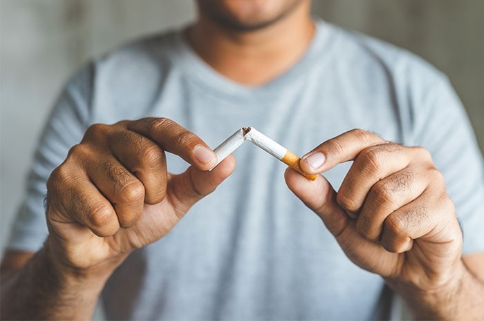 kaszel po e-papierosie, detoks płuc rzucanie palenia, osoba kaszląca e-papieros - Co na kaszel palacza? Sprawdzone i naturalne sposoby, aby ...