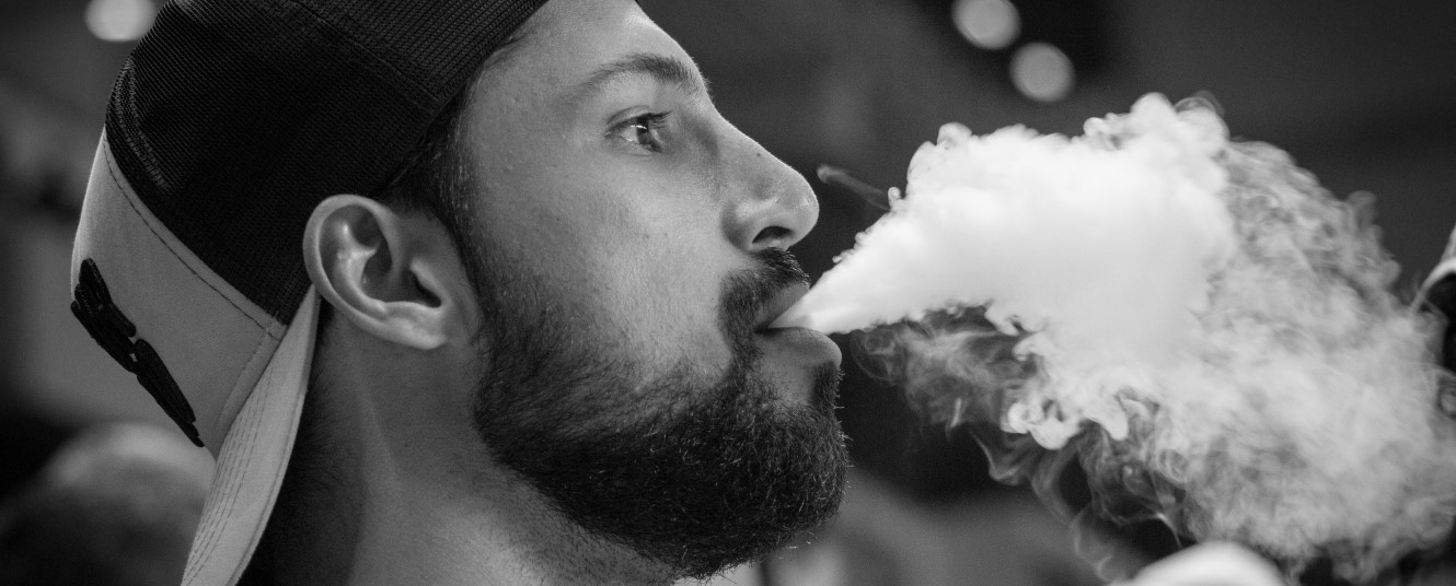 RDL vaping style, restricted direct lung vape, gęste chmury RDL, duża chmura wapowania - What is RDL vaping? Restricted direct to lung explained | Evapo