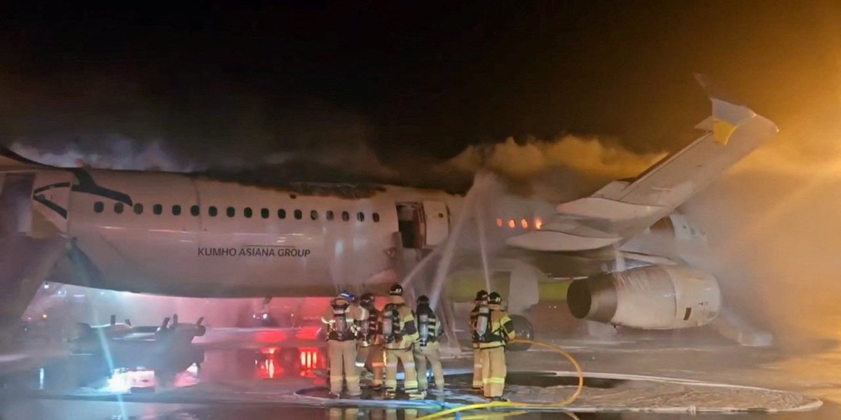 bateria litowa przegrzanie samolot, zakaz e-papierosów w ładowni, bezpieczeństwo baterii w locie, ryzyko pożaru e-papierosa samolot - Nowe zasady. Koniec z powerbankami i e-papierosami w samolotach