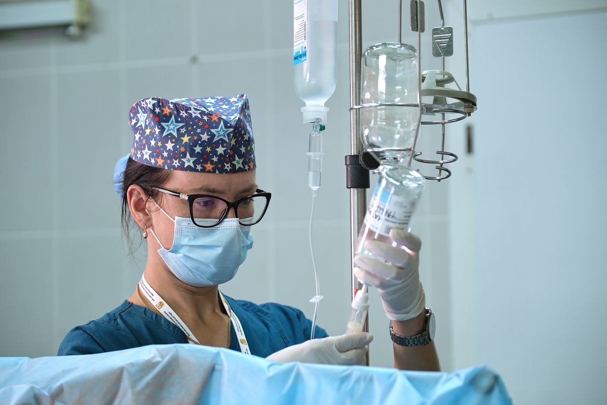 vaper ukradkiem szpital, pielęgniarka groźna mina, e-papieros w ręku szpital, dylemat wapowania - Ile zarabiają pielęgniarki w Olsztynie? Coraz więcej.