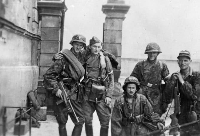 warszawskie - Powstanie Warszawskie - zarys działań militarnych i politycznych