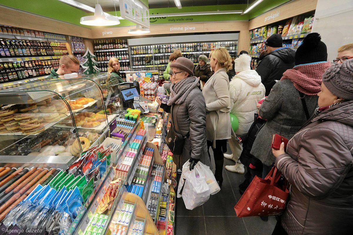 Kolejka w Żabce, kasa sklepowa, ludzie w sklepie, stoisko Vuse Go w tle - Żabka otwarta przy Szerokiej. Kolejka po ptasie mleczko ...