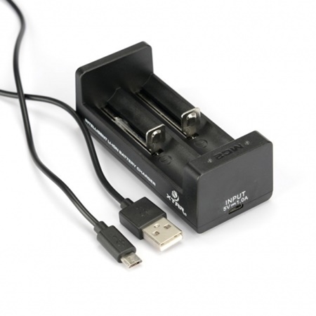 Jednorazowy e-papieros podłączony do kabla USB-C, symbolizujący proces ładowania baterii.